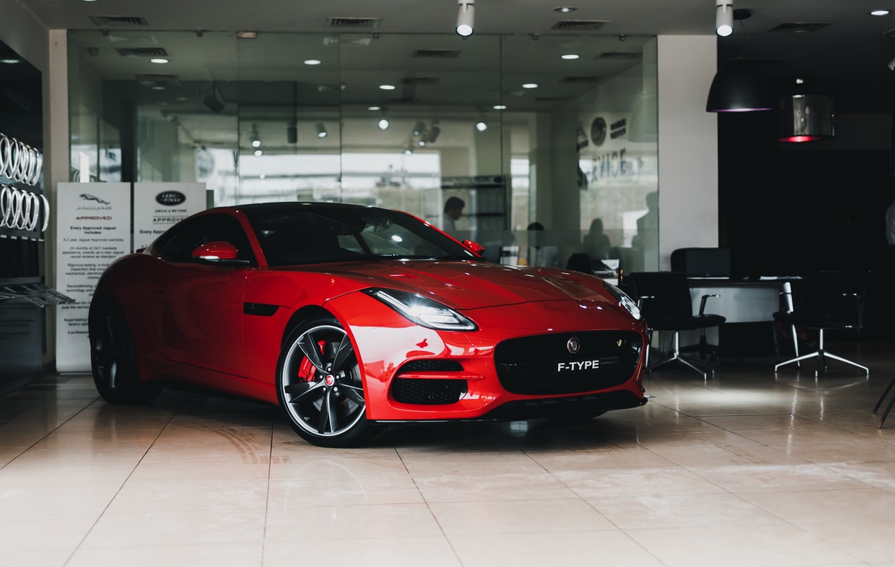 vooraanzicht van een rode auto